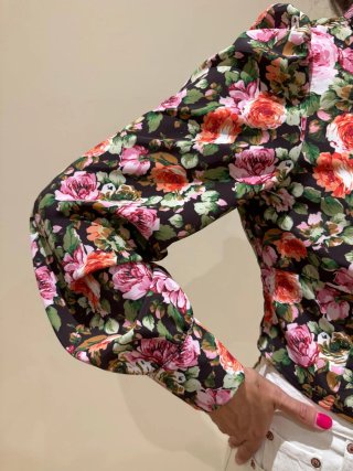 Camisa floral con lazada