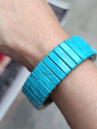 Pulseras elásticas de piedras naturales y acero.