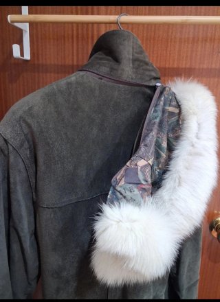 Chaquetón ante verde con capucha y borreguito
