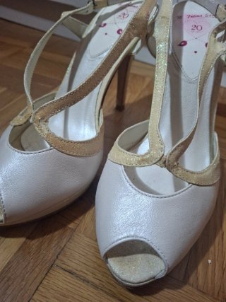 Zapatos de tacón para novia de piel.
