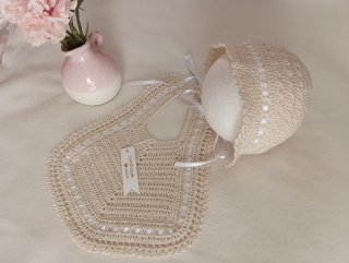 Conjunto babero y capota tejido a mano