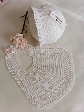 Conjunto babero y capota tejido a mano