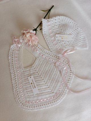 Conjunto babero y capota tejido a mano