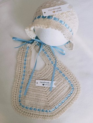Conjunto babero y capota tejido a mano