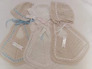 Conjunto babero y capota tejido a mano