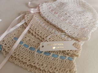 Conjunto babero y capota tejido a mano