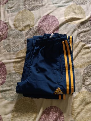 Pantalón Adidas azul y amarillo