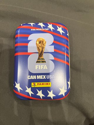 Lata metálica del Mundial FIFA 2026 con 8 sobres
