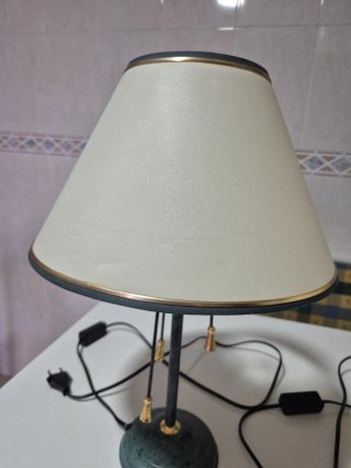 Lámparas de mesa doradas y verdes