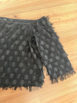Blusa Zara color negro con círculos y flecos