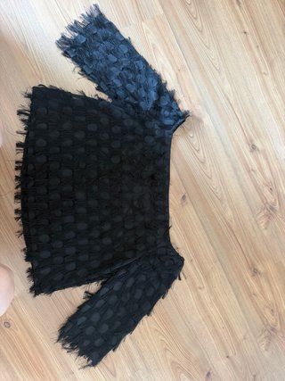 Blusa Zara color negro con círculos y flecos