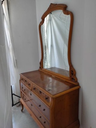 Cómoda antigua con espejo para restaurar.