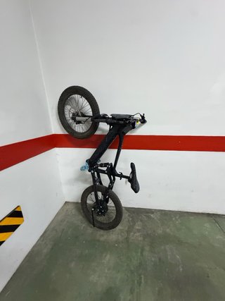 Bicicleta de montaña negra y azul