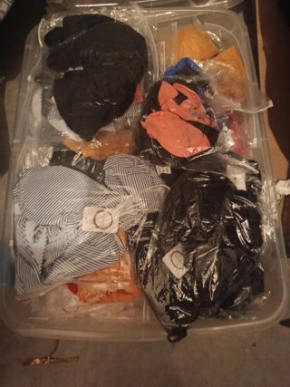 Caja de ropa variada, Negociable