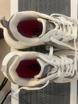 Zapatillas Munich Talla 38 ( pero parece 37)