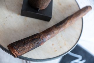 Mortero de madera muy antiguo con pilón y base.