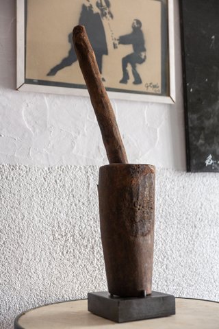 Mortero de madera muy antiguo con pilón y base.