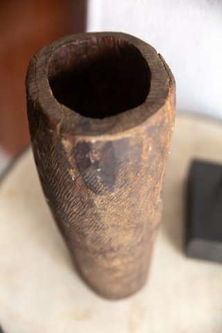 Mortero de madera muy antiguo con pilón y base.