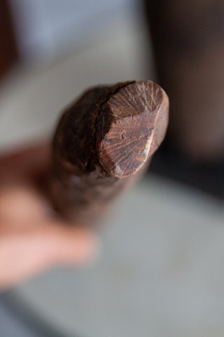 Mortero de madera muy antiguo con pilón y base.