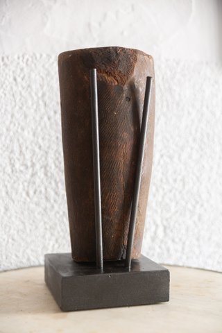 Mortero de madera muy antiguo con pilón y base.