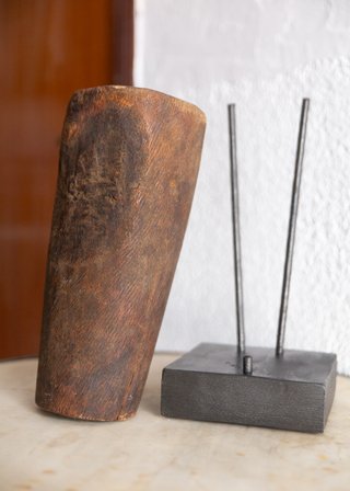 Mortero de madera muy antiguo con pilón y base.