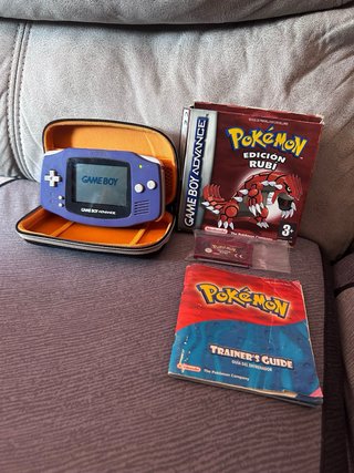 Game Boy Advance y juego Pokemon edición Rubí