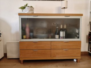 Credenza con porta in vetro ribaltabile e 4 cassetti