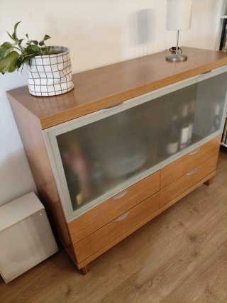 Credenza con porta in vetro ribaltabile e 4 cassetti