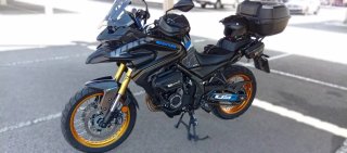 Voge 525DSX 2024 Negra y Dorada