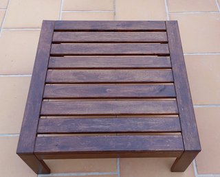 Tavolo basso in legno per giardino