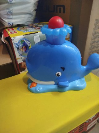 Ballena de juguete azul