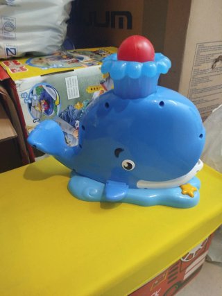 Ballena de juguete azul