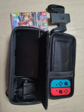 Nintendo Switch  + Mario Kart 8 Deluxe +el set