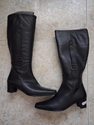 Botas de piel negras nuevas
