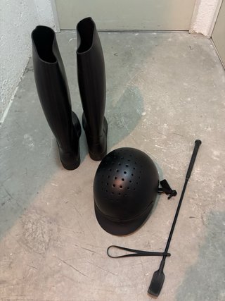Conjunto Hípica: Botas, Casco, Fusta y Pantalón