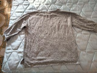 Jersey gris con lentejuelas de Beloved.
