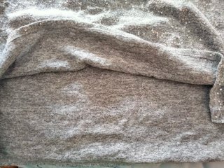 Jersey gris con lentejuelas de Beloved.