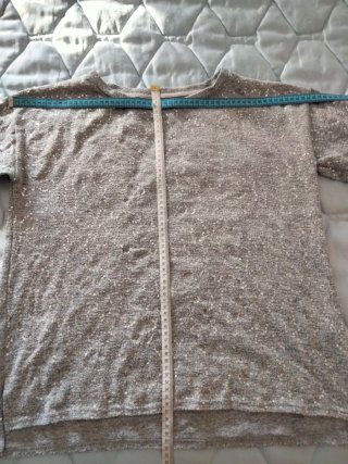 Jersey gris con lentejuelas de Beloved.