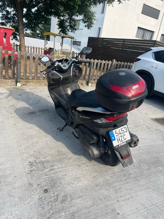 Kawasaki J300 Maxi-Scooter Negra