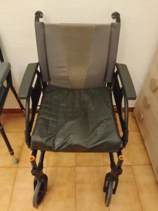 Silla de ruedas con cojín antiescaras