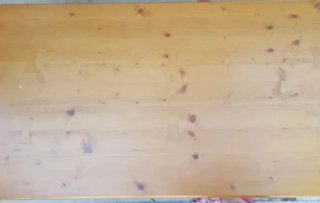 Mesa de centro rústica de madera maciza color pino