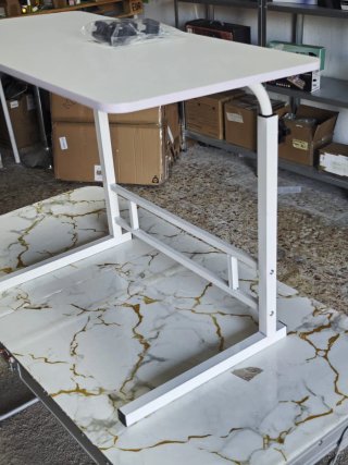 Mesa Auxiliar Ajustable con Ruedas