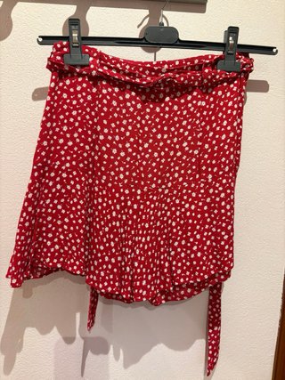 Falda pantalón roja con estampado floral