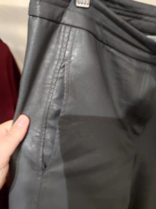 Pantalones grises efecto piel
