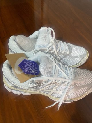 Zapatillas ASICS deportivas blancas y plateadas