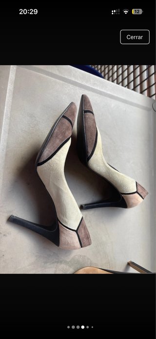 Zapatos de tacón beige y marrón