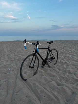 Bicicleta de carretera negra