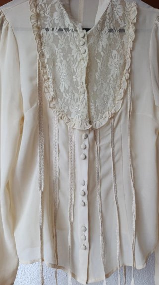 Camisa vintage crema con encaje
