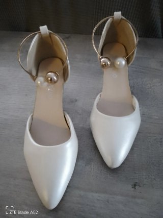 Zapatos elegantes blancos y dorados