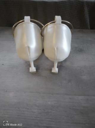 Zapatos elegantes blancos y dorados